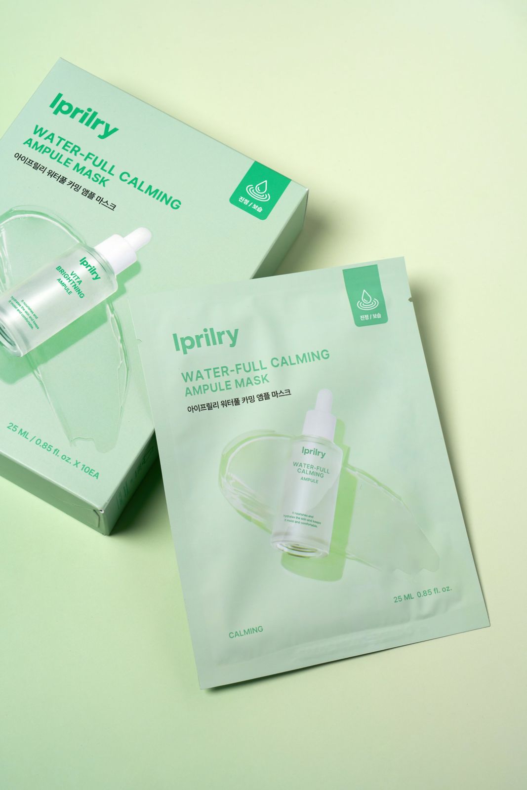 Iprilry · 아이프릴리 카밍마스크 — 박스와 낱개 파우치를 나란히 배치한 컷, 그린 배경