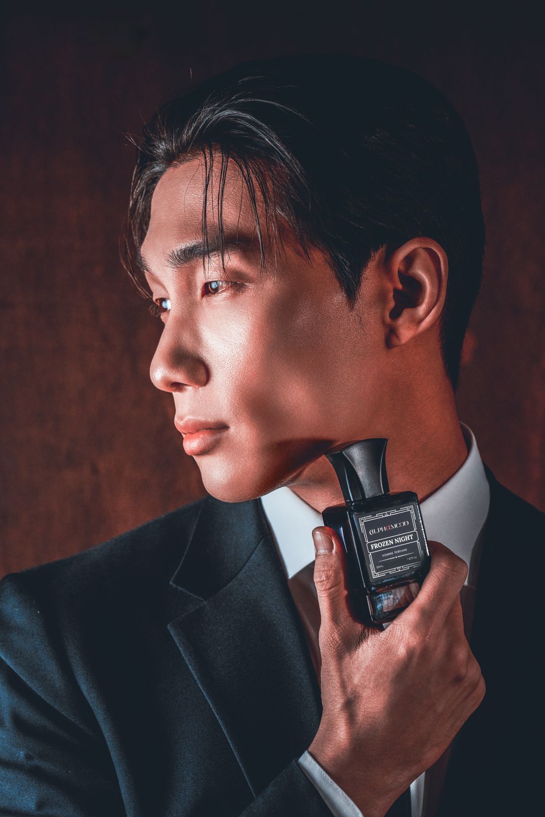 ALPHAMOOD · 모델촬영 — 우드톤 배경, Frozen Night 병을 턱 옆에 댄 옆모습 클로즈업 컷