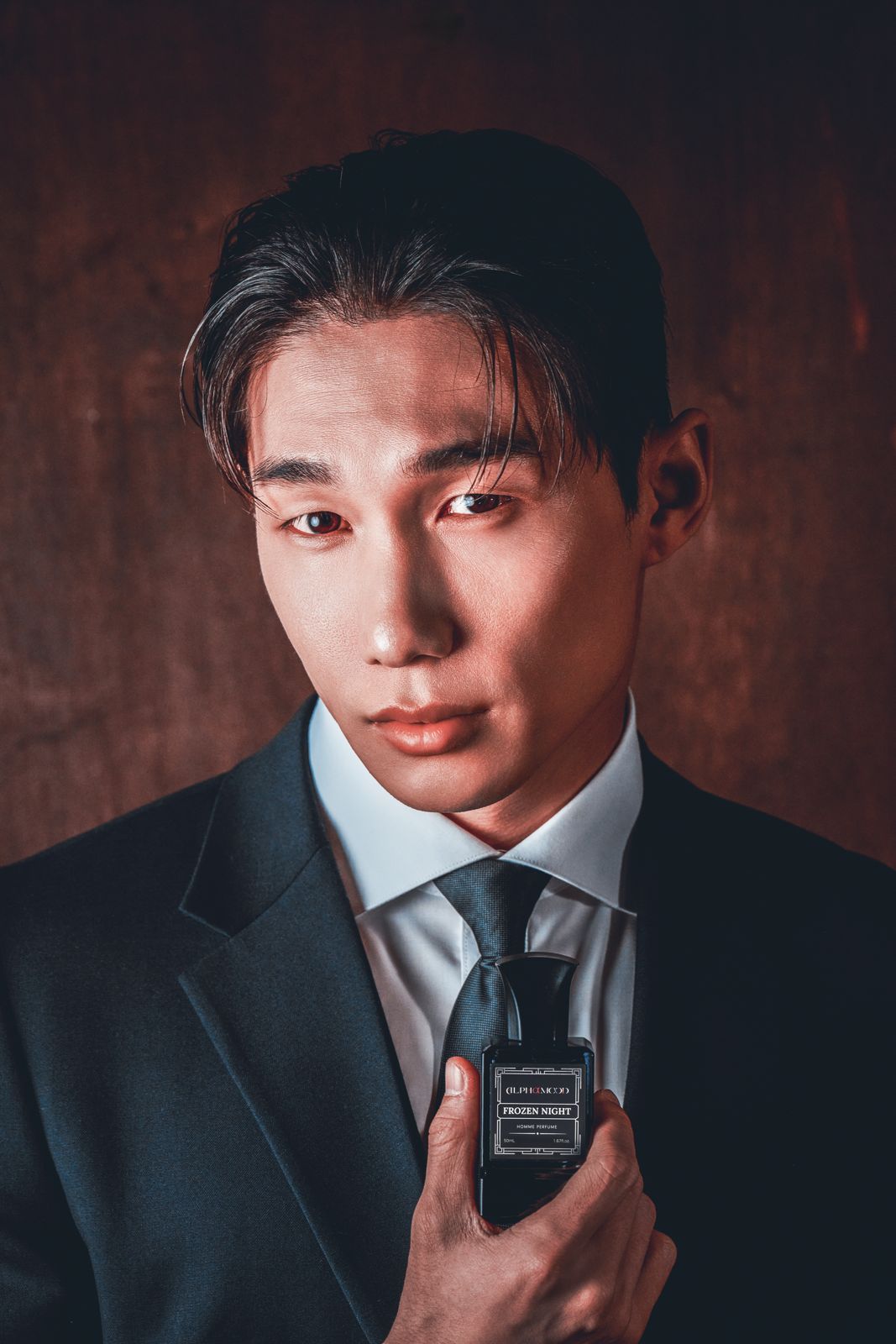 ALPHAMOOD · 모델촬영 — Frozen Night 병을 든 채 정면을 응시하는 컷