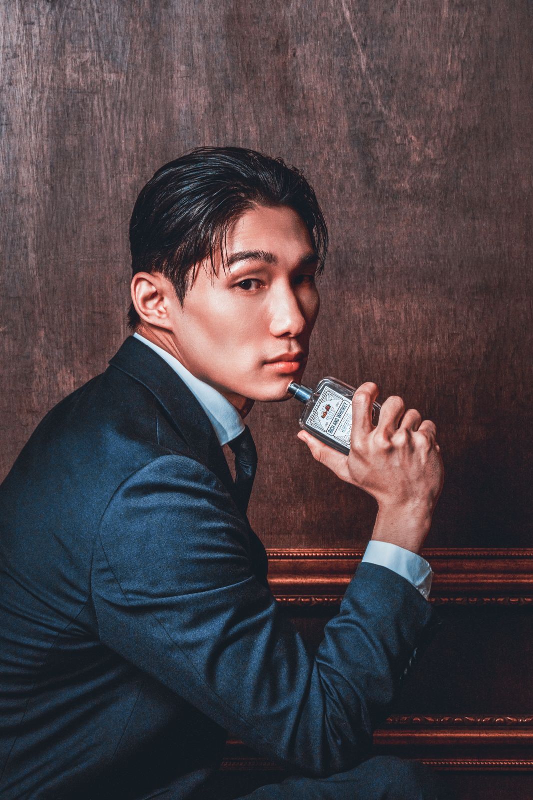 ALPHAMOOD · 모델촬영 — Rich and Whiskey 병을 턱 가까이 든 옆모습 컷