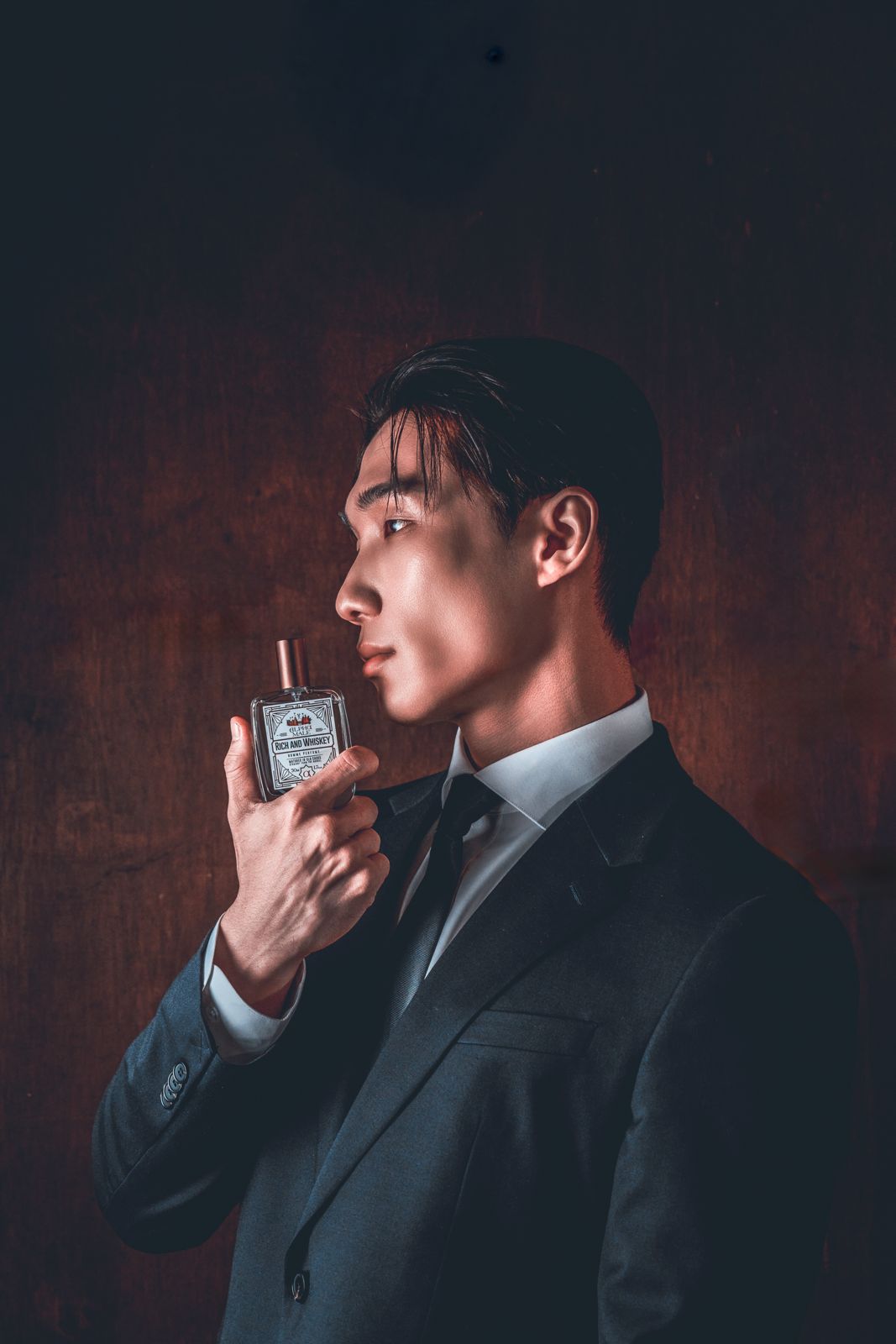 ALPHAMOOD · 모델촬영 — Rich and Whiskey 병을 코 가까이 든 옆모습 컷