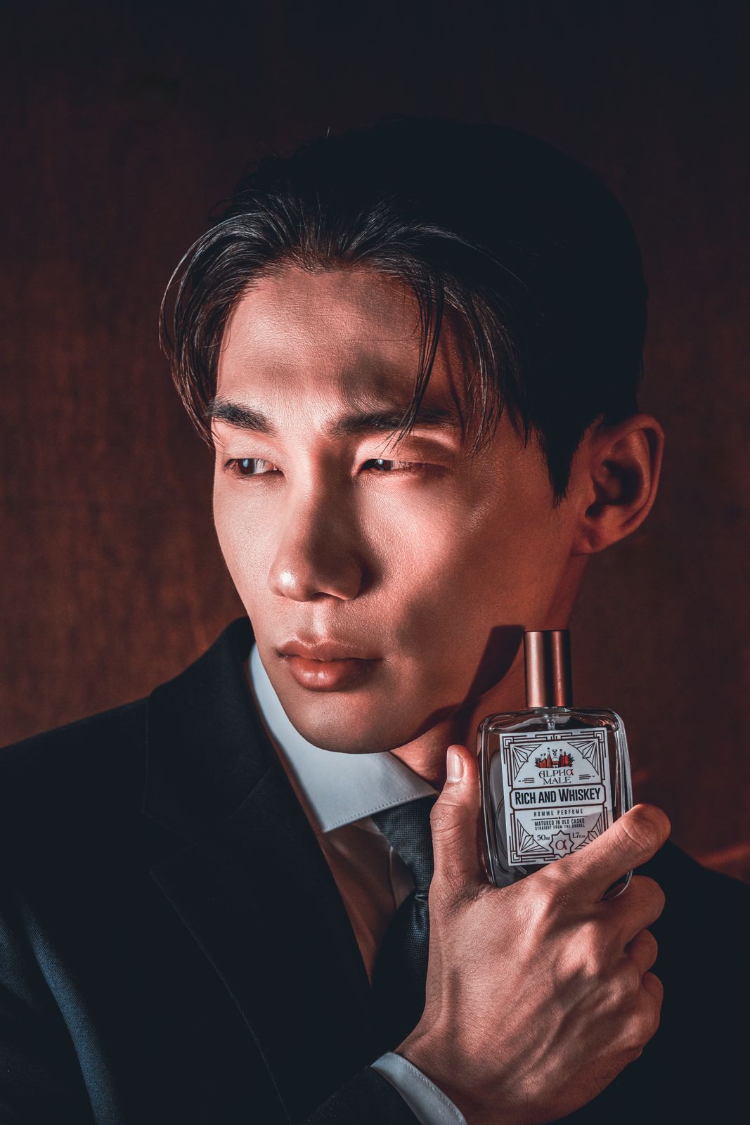 ALPHAMOOD · 모델촬영 — Rich and Whiskey 병을 턱 옆에 든 클로즈업 컷