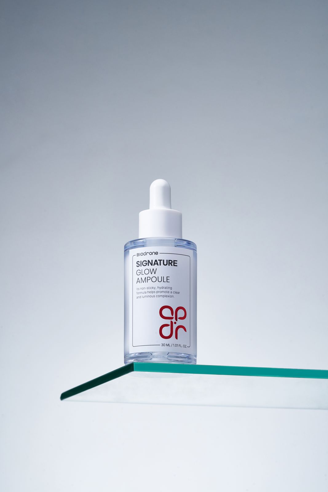 BIODRONE · 스킨케어 제품촬영 — 유리 선반 모서리 위에 세운 단독 병컷