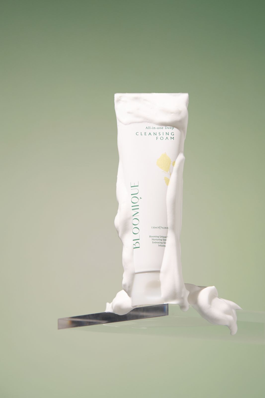 BLOOMIQUE · 마이크로바이옴 클렌징폼 제품 촬영 컷