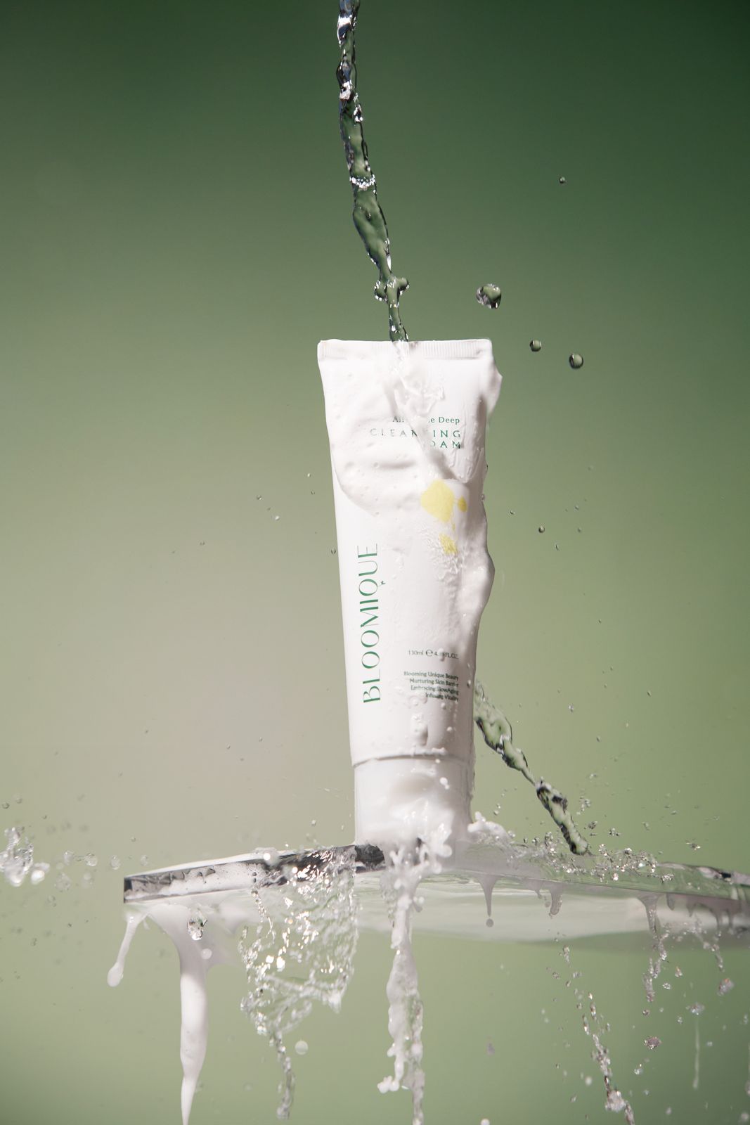 BLOOMIQUE · 마이크로바이옴 클렌징폼 제품 촬영 컷