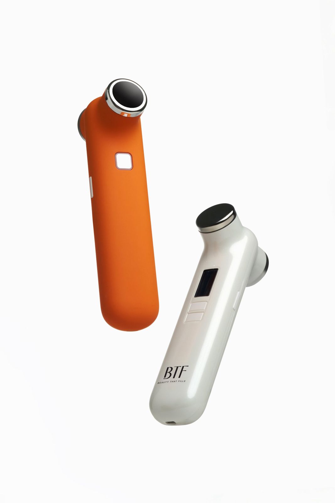 BTF · 듀오 디바이스 — 오렌지·화이트 2가지 컬러 디바이스를 함께 띄운 컷, 화이트 배경