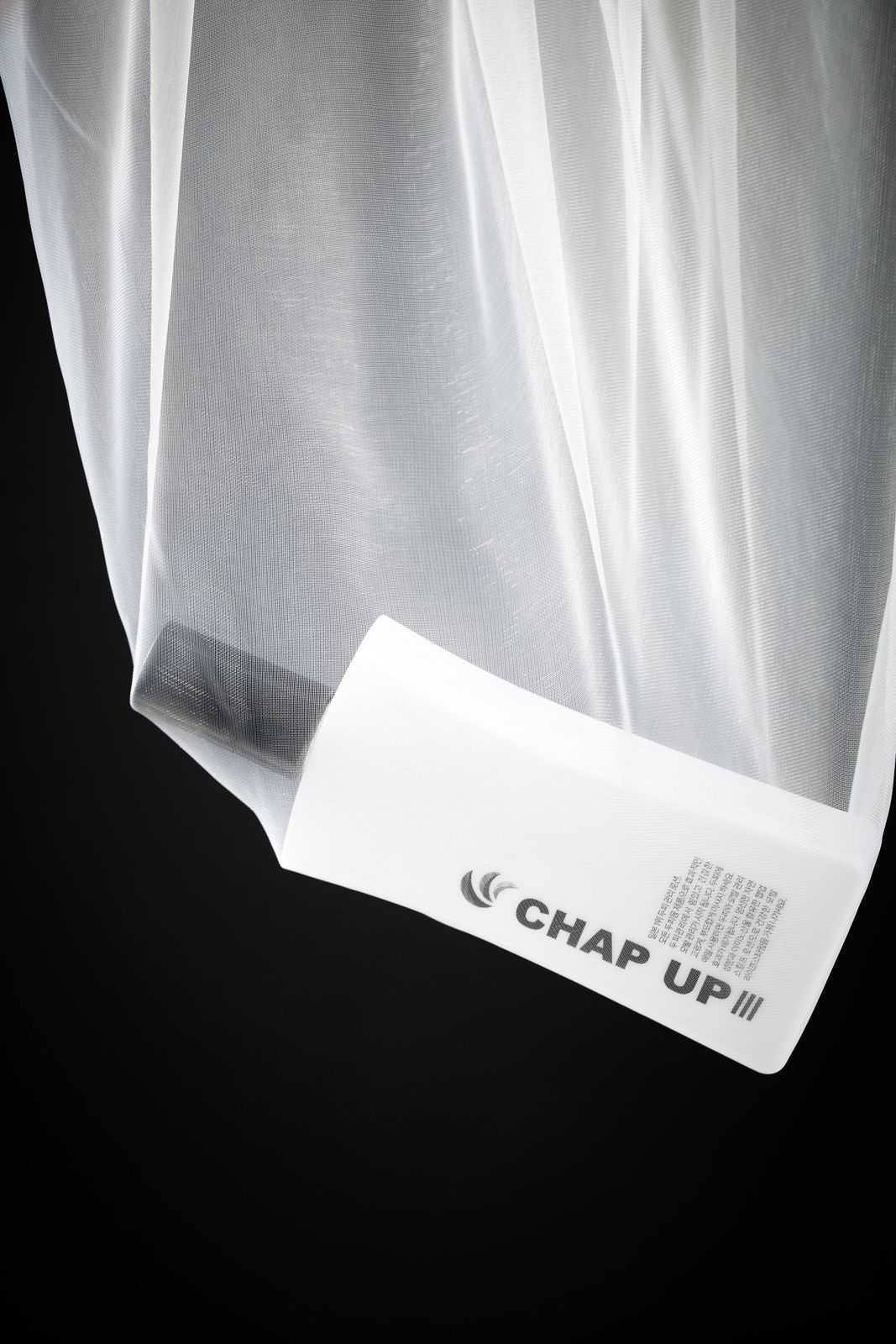 CHAPUP · 두피로션 — 노즐 부분에 시스루 패브릭을 늘어뜨린 클로즈업, 블랙 배경