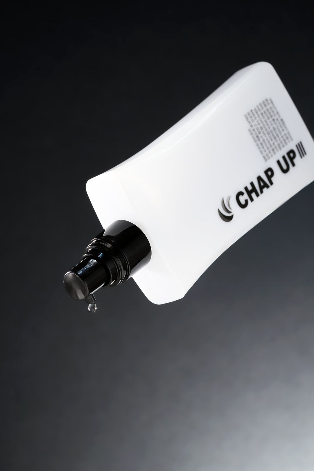 CHAPUP · 두피로션 — 노즐 끝 제형 방울을 대각선 구도로 촬영한 클로즈업, 그라데이션 배경