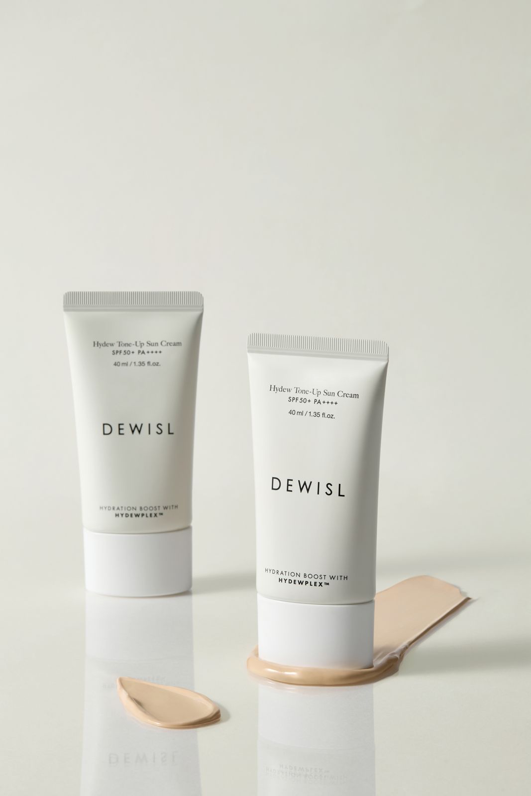 DEWISL · 제품촬영 — 제품 2개와 제형을 함께 놓은 그룹컷, 반사 바닥