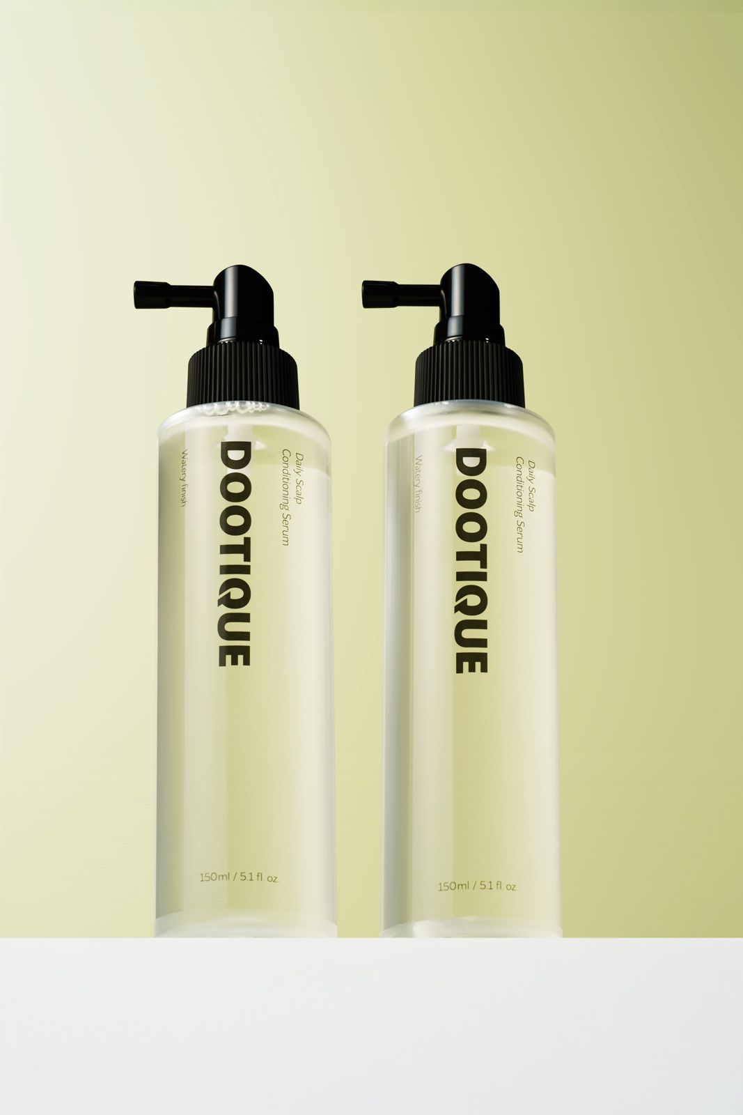 Dootique · 컨디셔닝세럼 — 제품 2개를 나란히 세운 컷, 그린 그라데이션 배경