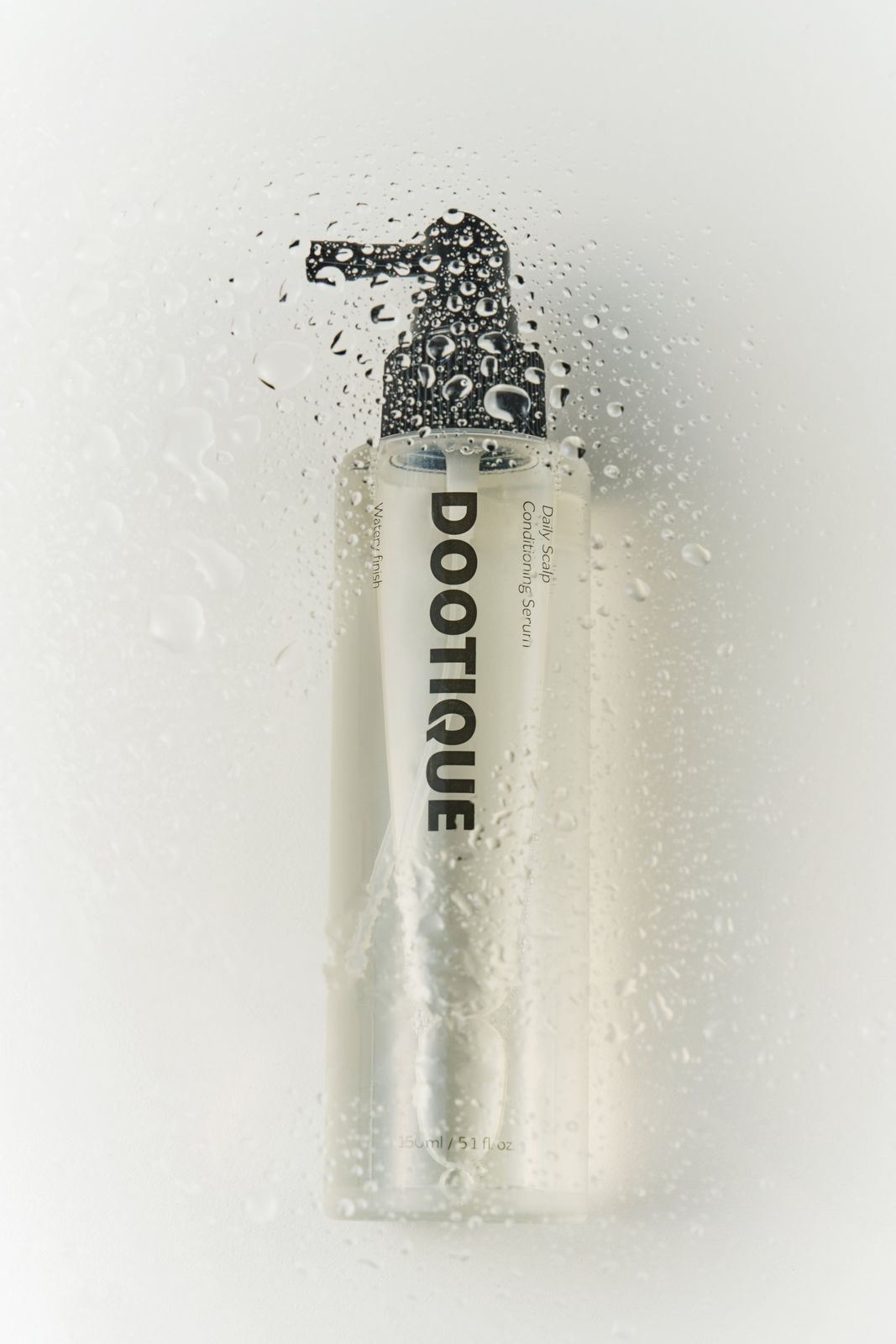 Dootique · 컨디셔닝세럼 — 제품 표면에 콘덴세이션 물방울을 연출한 클로즈업 컷