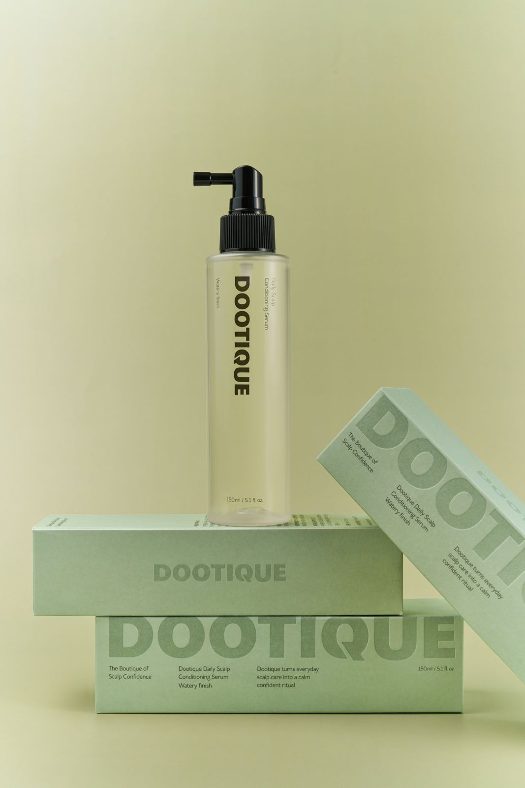 Dootique · 컨디셔닝세럼 — 박스 위에 제품을 세운 컷, 박스 여러 개와 함께 배치
