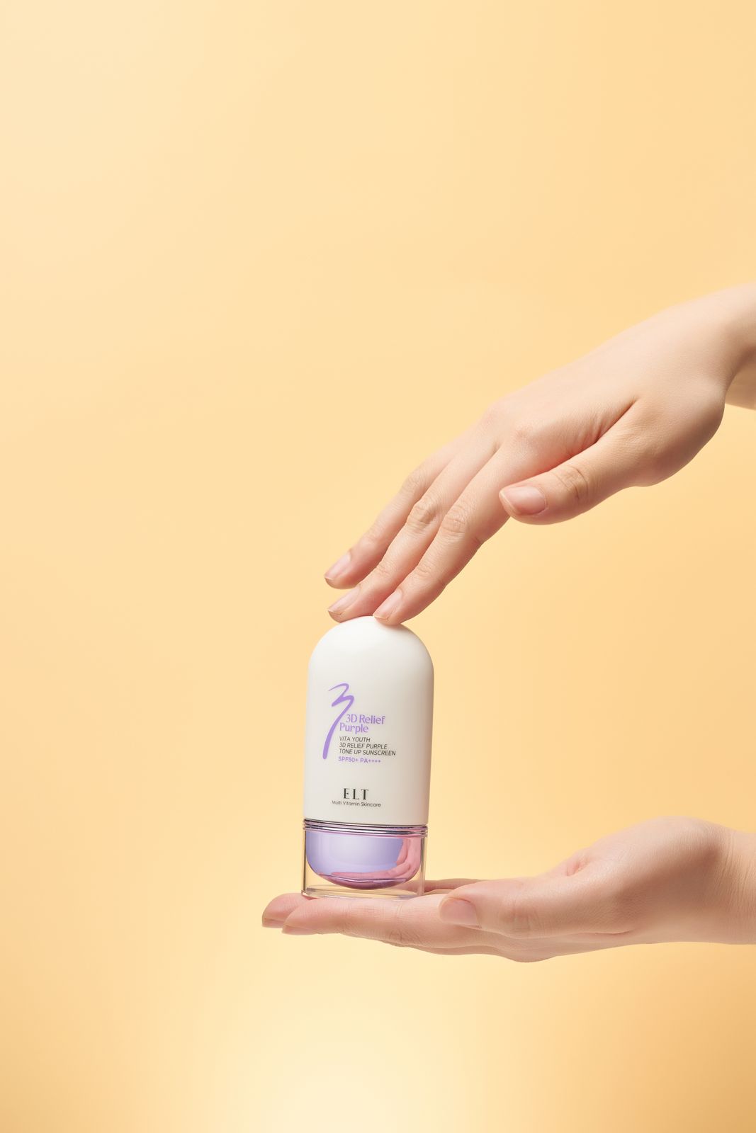ELT COSMETIC · 선스크린 — 한 손으로 받치고 다른 손으로 살짝 짚은 양손 연출 제품컷