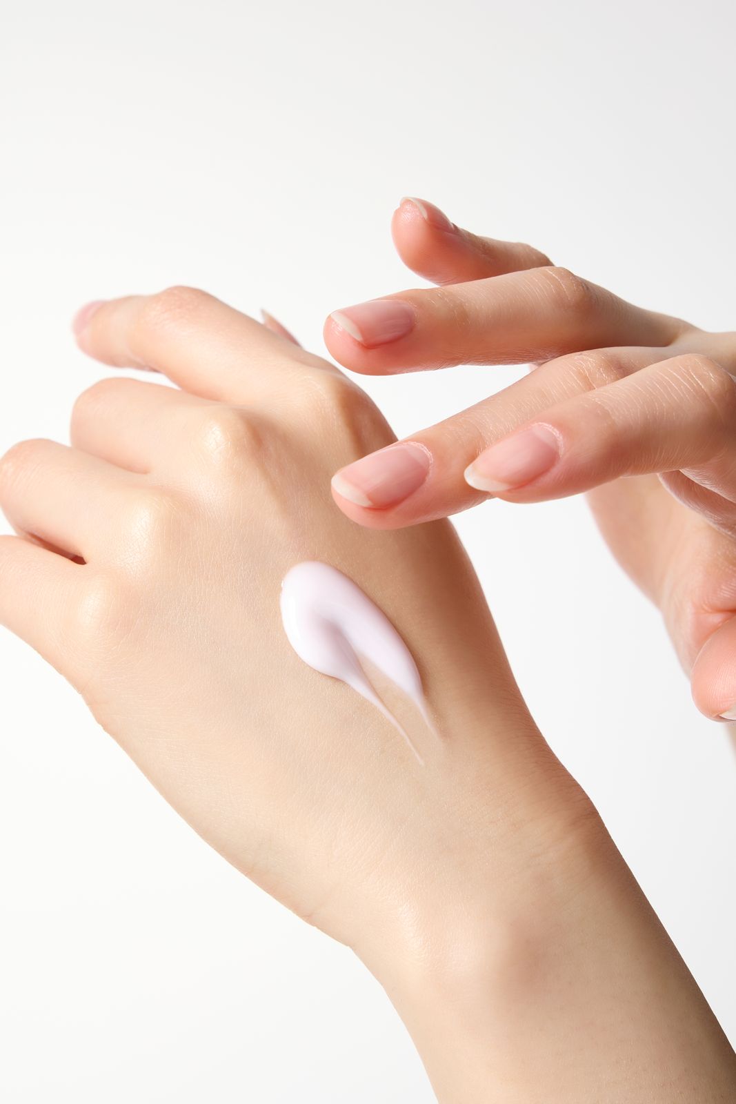 ELT COSMETIC · V-PDRN 크림 — 손등에 제형을 바르고 손가락으로 터치한 텍스처 클로즈업 손모델컷