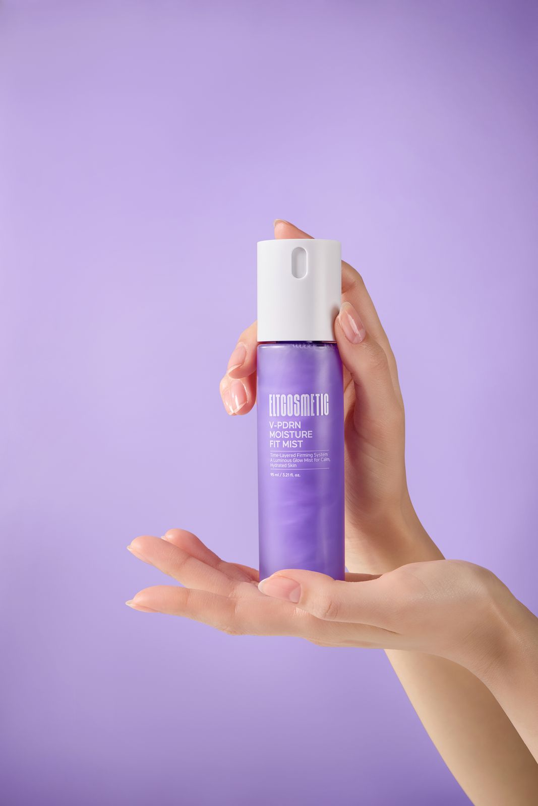 ELT COSMETIC · V-PDRN 미스트 — 양손으로 병을 감싸 든 손모델컷