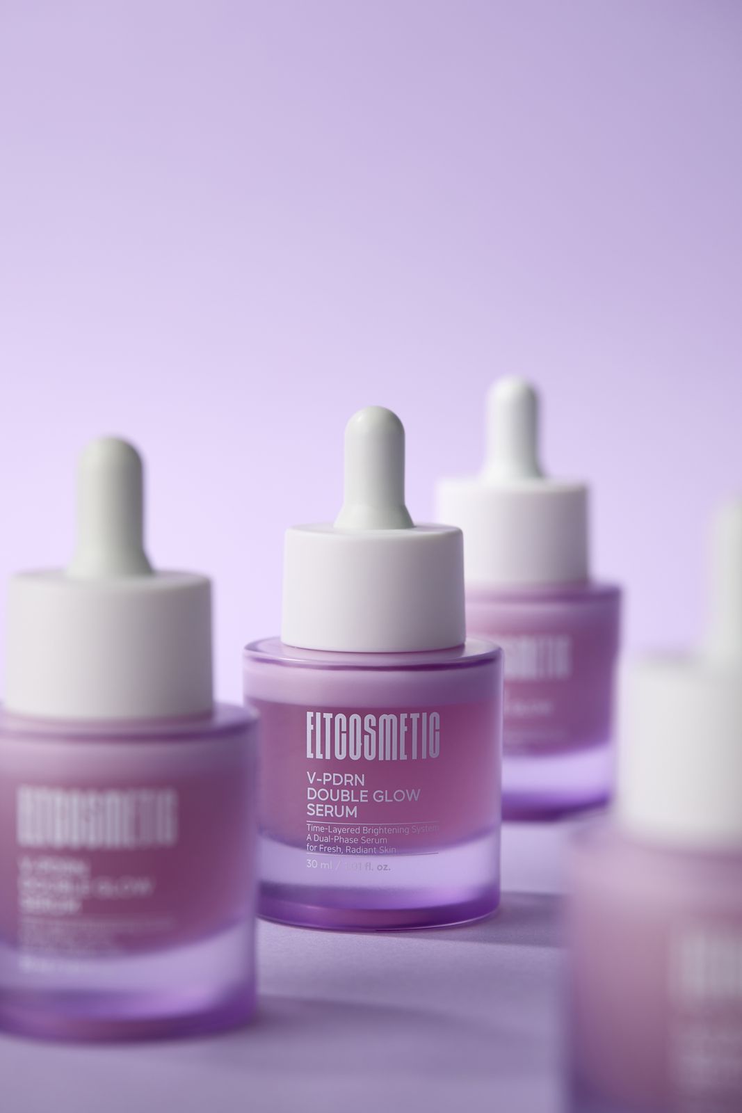 ELT COSMETIC · V-PDRN 세럼 — 여러개의 제품을 2줄 각 일렬로 세워둔 연출컷