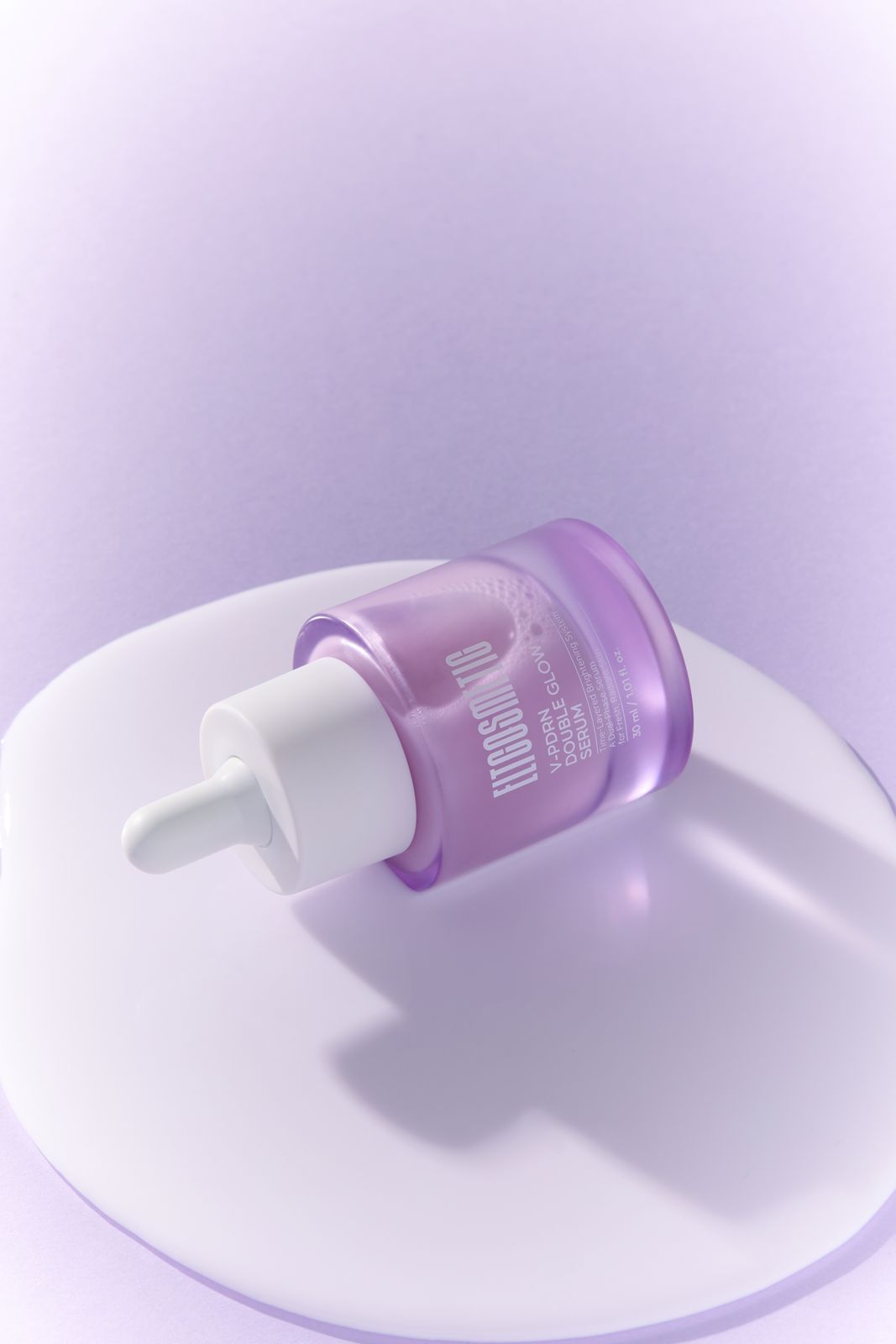 ELT COSMETIC · V-PDRN 세럼 — 흰색 액체 제형 위로 병을 눕힌 연출컷,