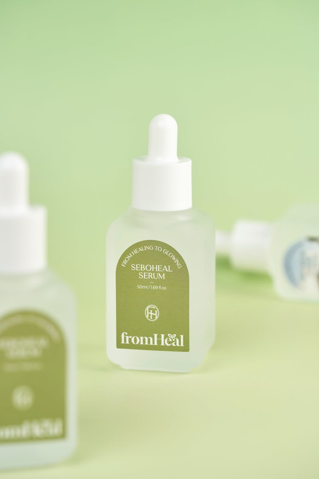 FROMHEAL · 세럼 — 제품을 단독으로 세운 기본 제품컷, 그린 그라데이션 배경