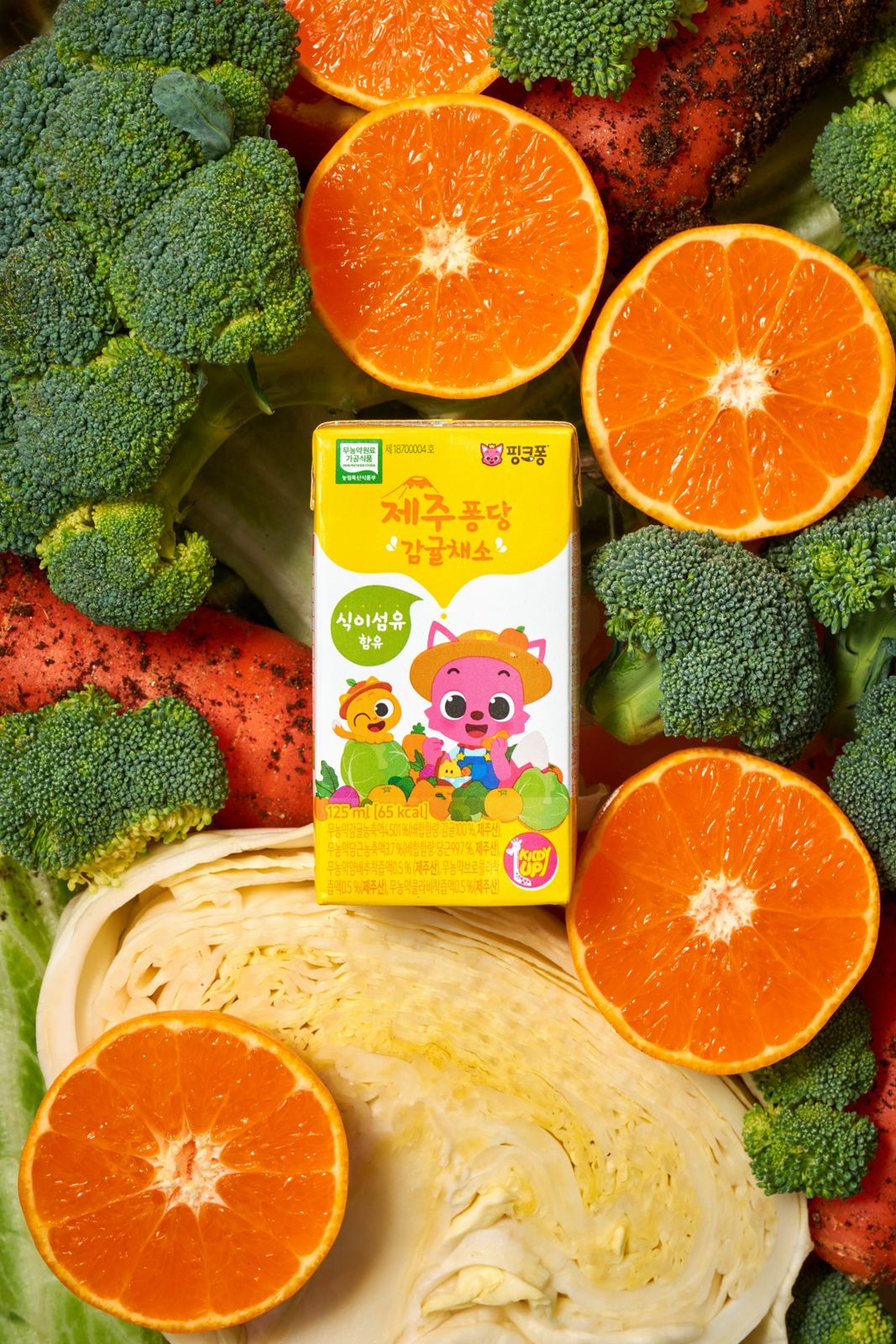 Jeju Pongdang · Tangerines Hallabong — 제주퐁당 감귤채소 제품을 채소와 과일 사이에 배치한 컷