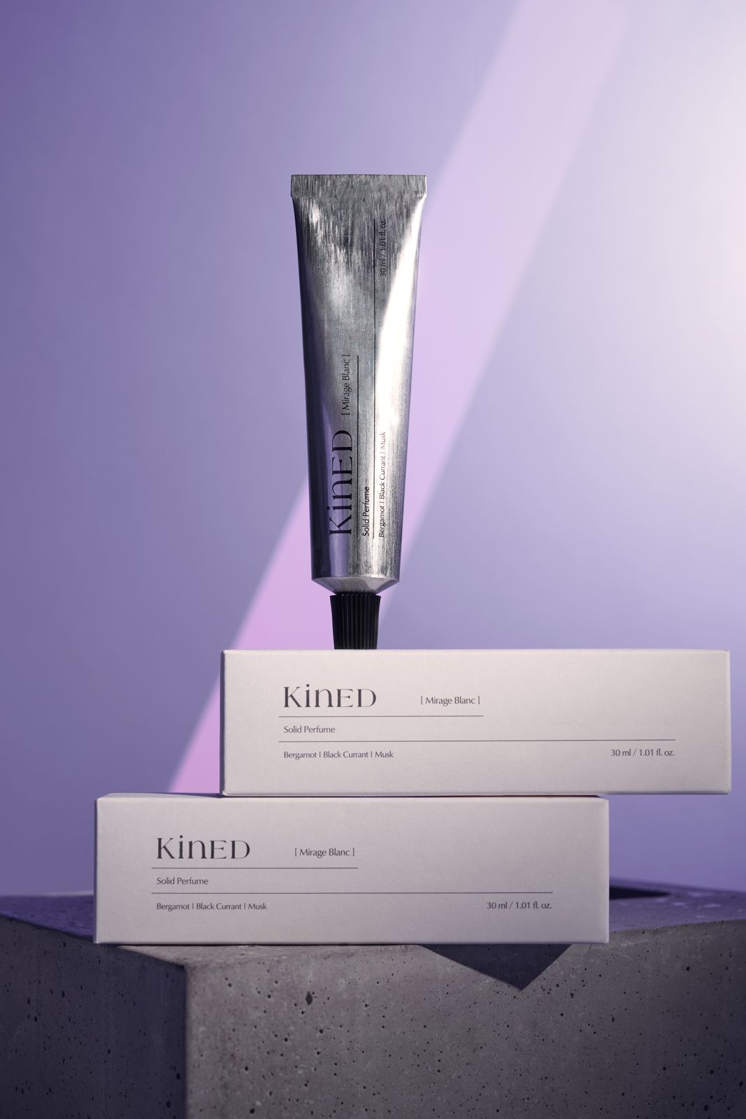 KINED · 제품촬영 — 돌 위에 박스와 튜브를 올린 연출컷, 그림자 강조