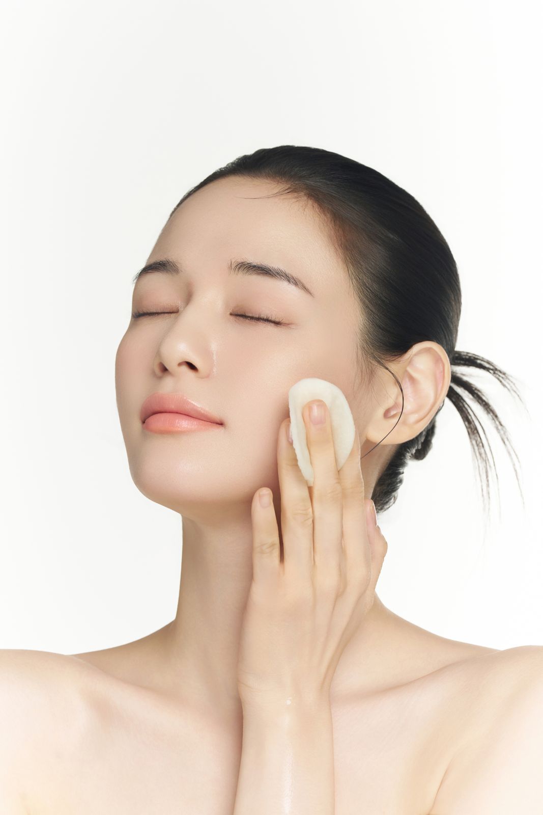 LABIORA · 레몬허니 스킨케어 (모델컷 2) — 화장솜으로 뺨을 닦아내는 클로즈업 컷