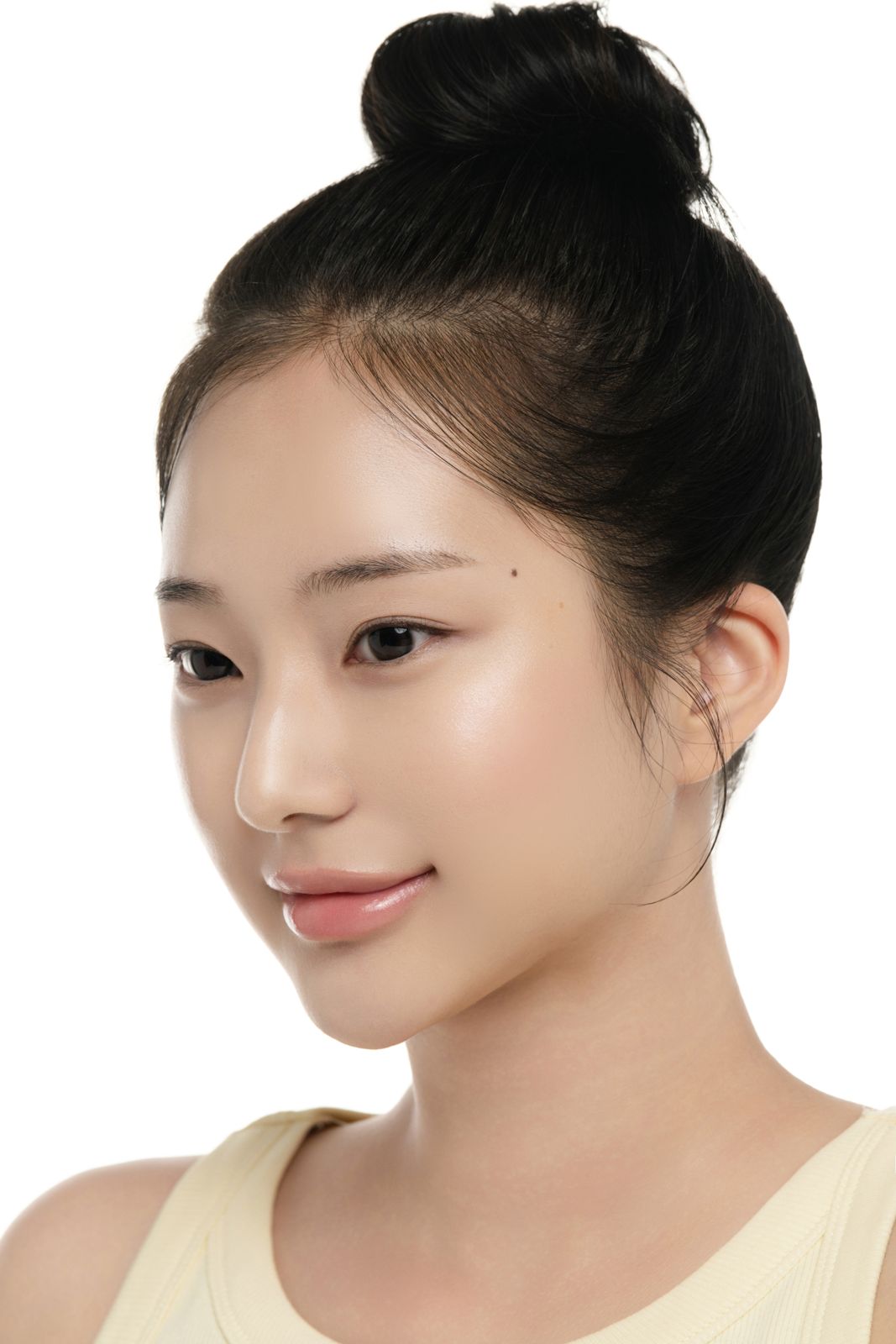 LABIORA · 레몬허니 스킨케어 (모델컷) — 동일 얼굴 클로즈업, 미소 짓는 컷