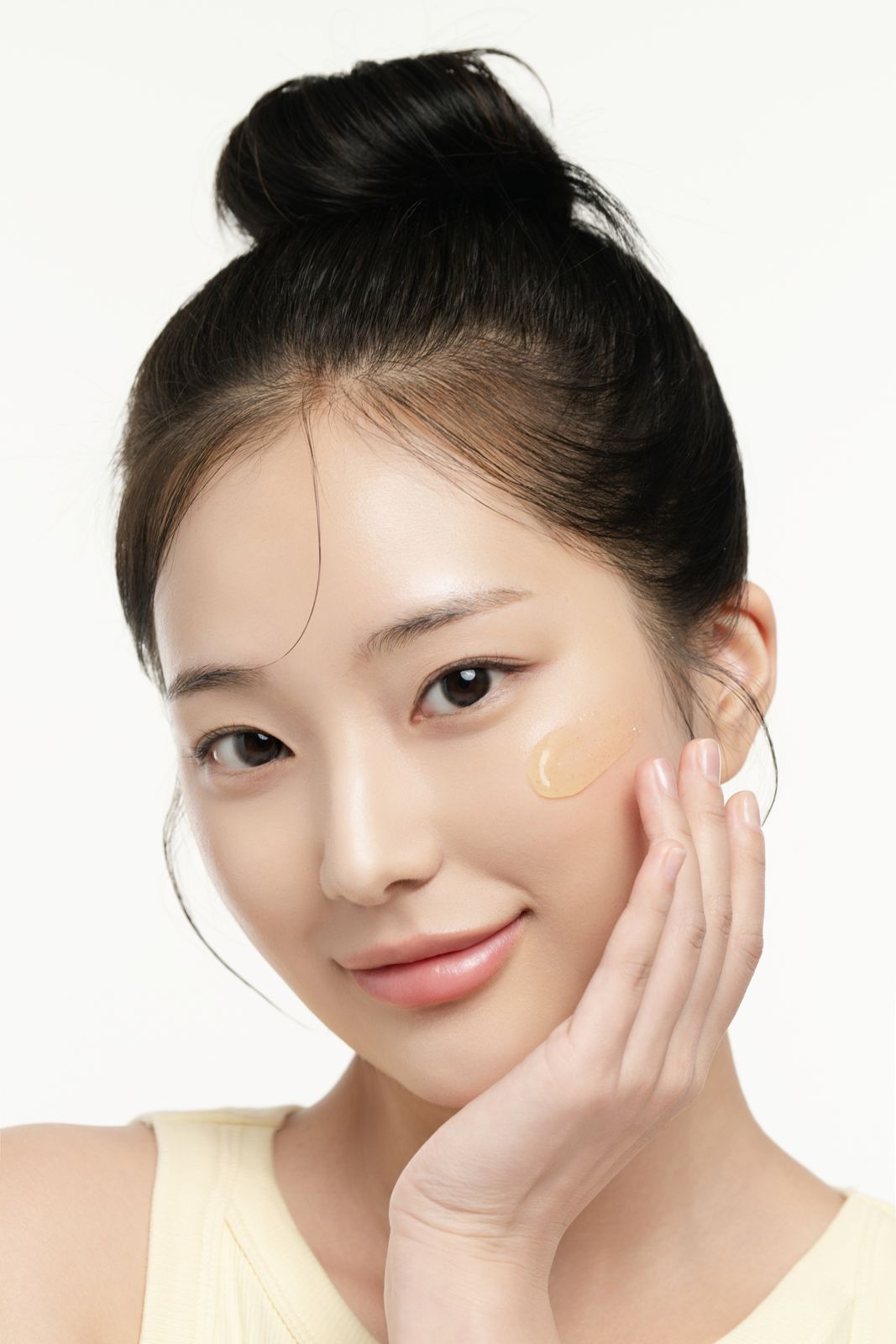 LABIORA · 레몬허니 스킨케어 (모델컷) — 뺨에 제형을 바른 클로즈업 컷