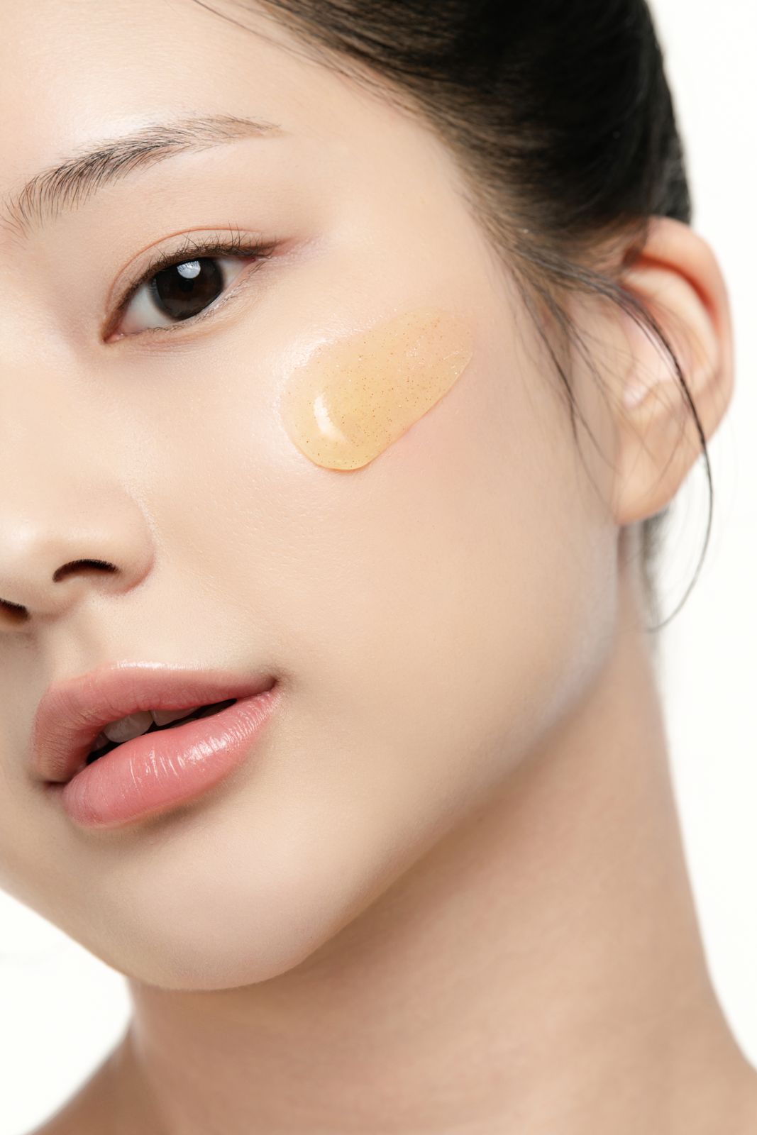 LABIORA · 레몬허니 스킨케어 (모델컷) — 뺨의 제형을 더 가까이 담은 클로즈업 컷