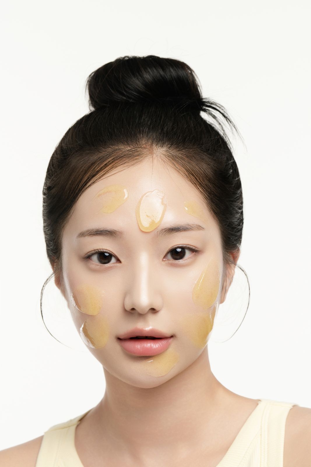 LABIORA · 레몬허니 스킨케어 (모델컷) — 얼굴 전체에 제형을 바른 정면 컷