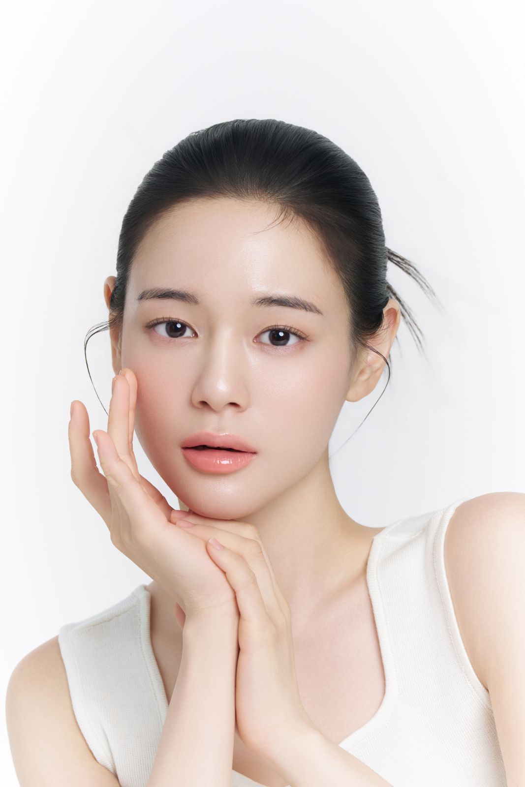 LABIORA · 레몬허니 스킨케어 (모델컷) — 업스타일 헤어, 흰 상의 착장의 얼굴 클로즈업 컷(제품 미노출)