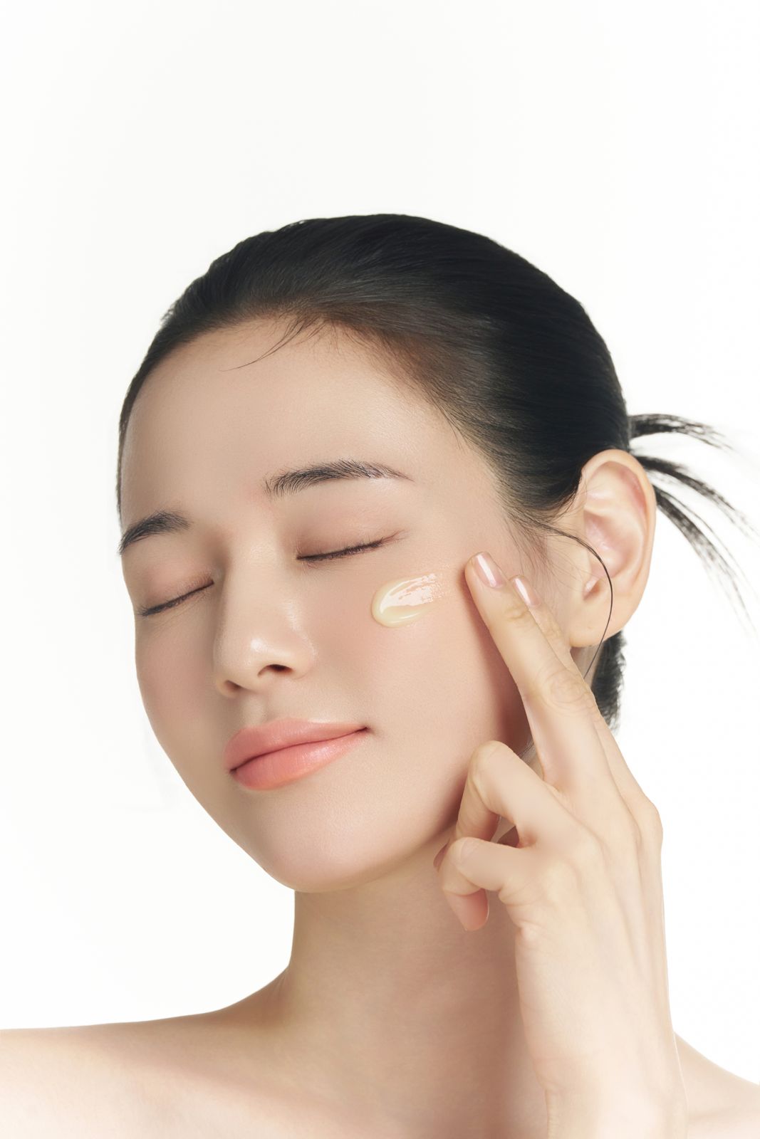 LABIORA · 레몬허니 스킨케어 (모델컷) — 뺨에 제형을 바른 클로즈업 컷