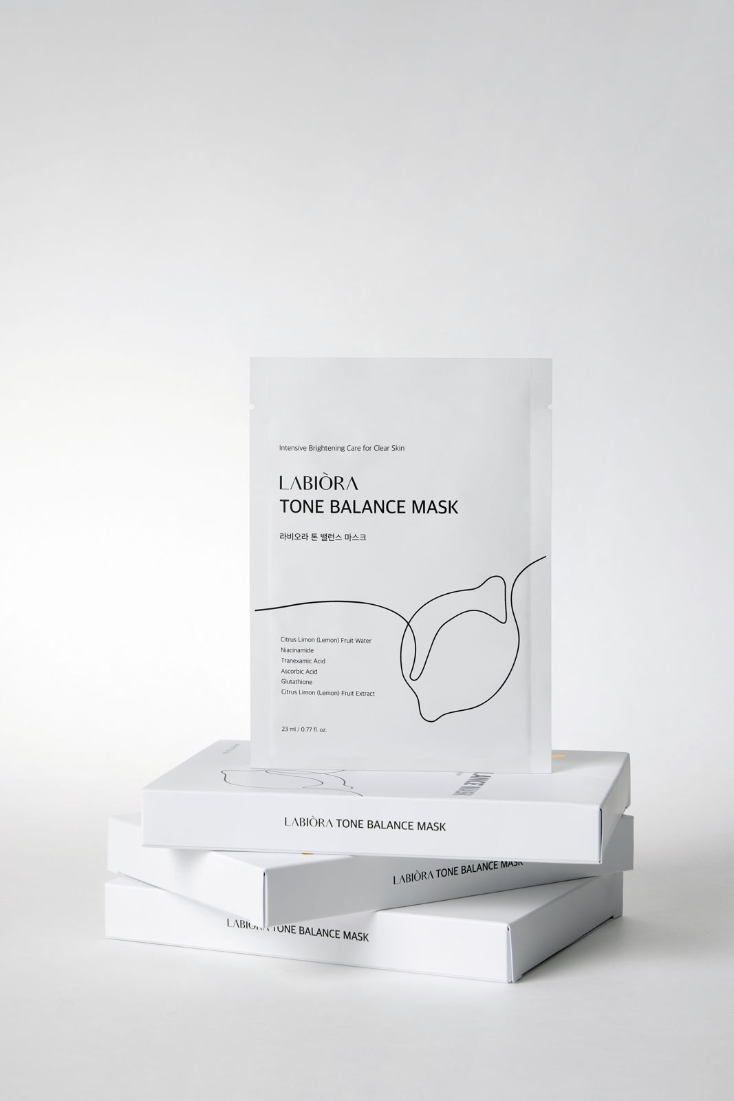 LABIORA · 마스크 — 쌓인 박스 3개 위에 파우치 1개를 세운 그룹컷