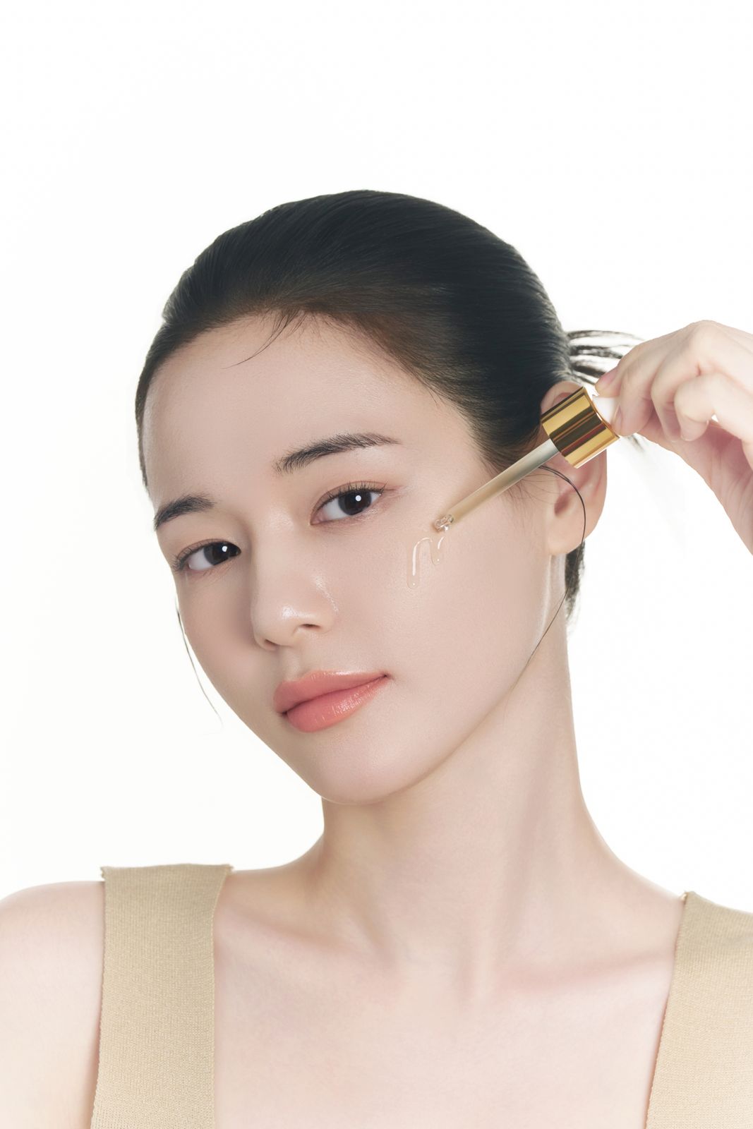 LABIORA · 세럼&크림 (모델컷) — 스포이드에서 세럼을 얼굴에 떨어뜨리는 클로즈업 컷