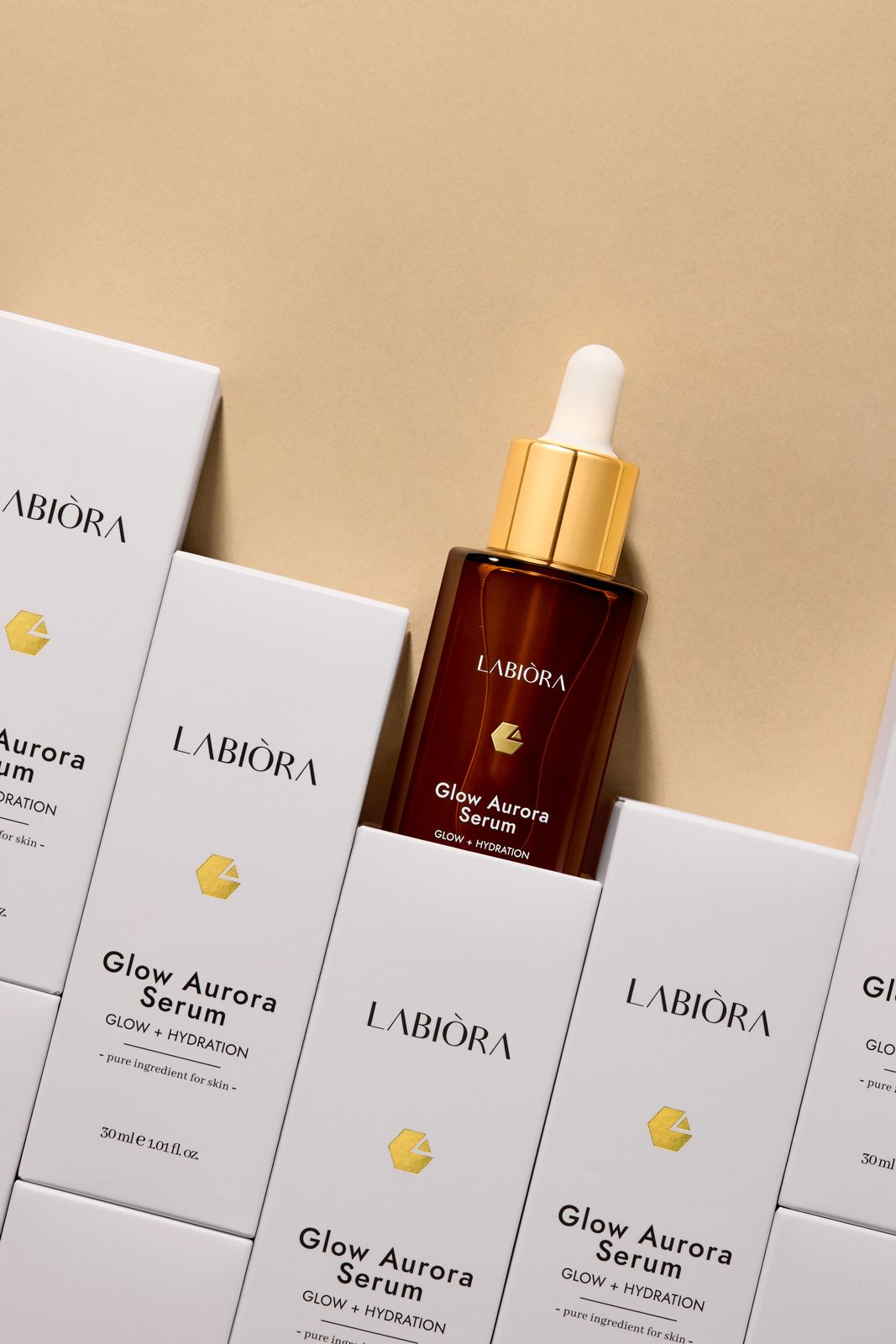 LABIORA · 세럼&크림 — 박스 여러 개와 함께 놓은 단독 병 그룹컷