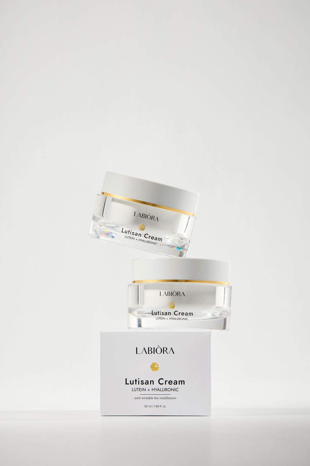 LABIORA · 세럼&크림 — 용기 2개가 박스 위로 기울어져 떠 있는 다이나믹 그룹컷