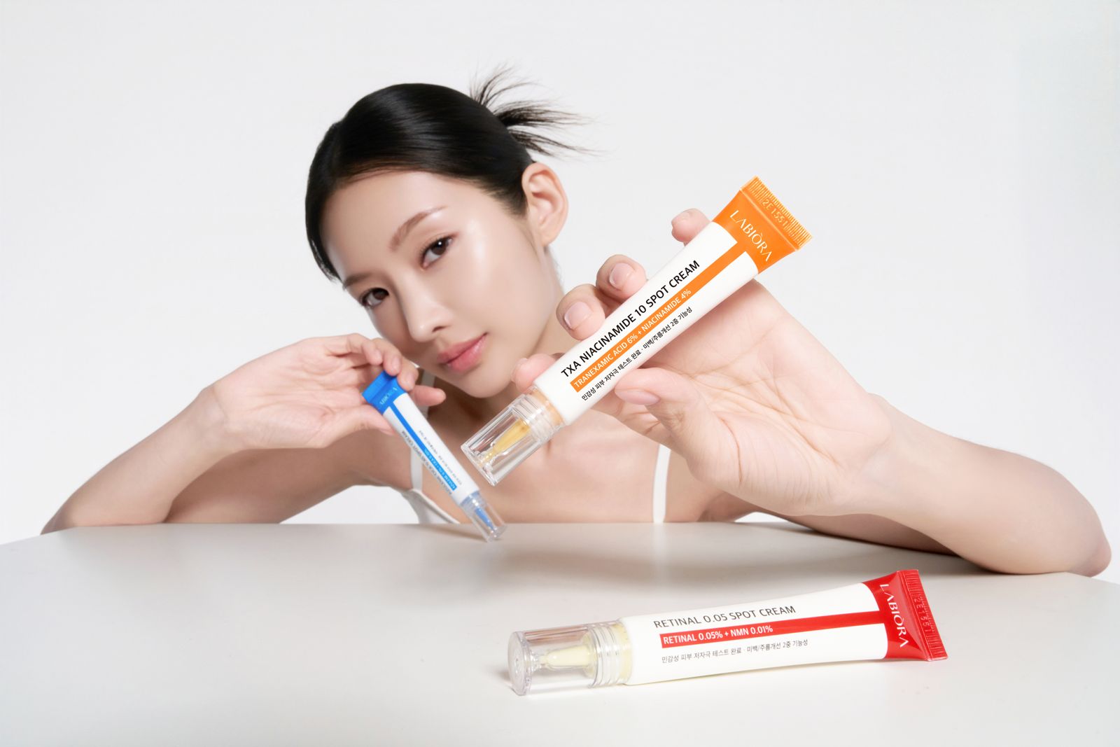 LABIORA · 스팟크림 (모델컷) — 동일 세 제품 구도, 각도만 다른 컷