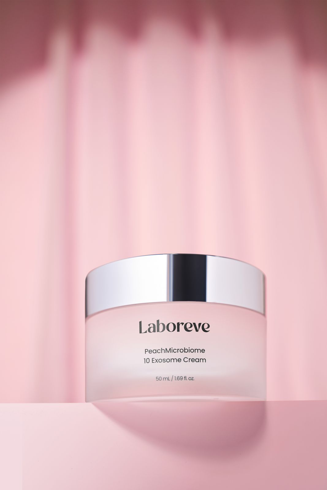 LABOREVE · 크림 — 단독 제품컷(각도 차이), 커튼 배경