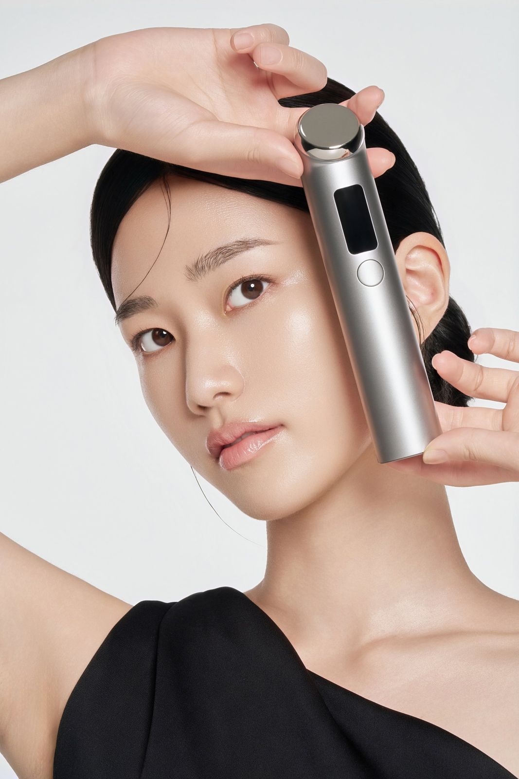 Lucelon · 디바이스 — 이마 위쪽에 기기를 대고 있는 모델 클로즈업 컷, 화이트 배경