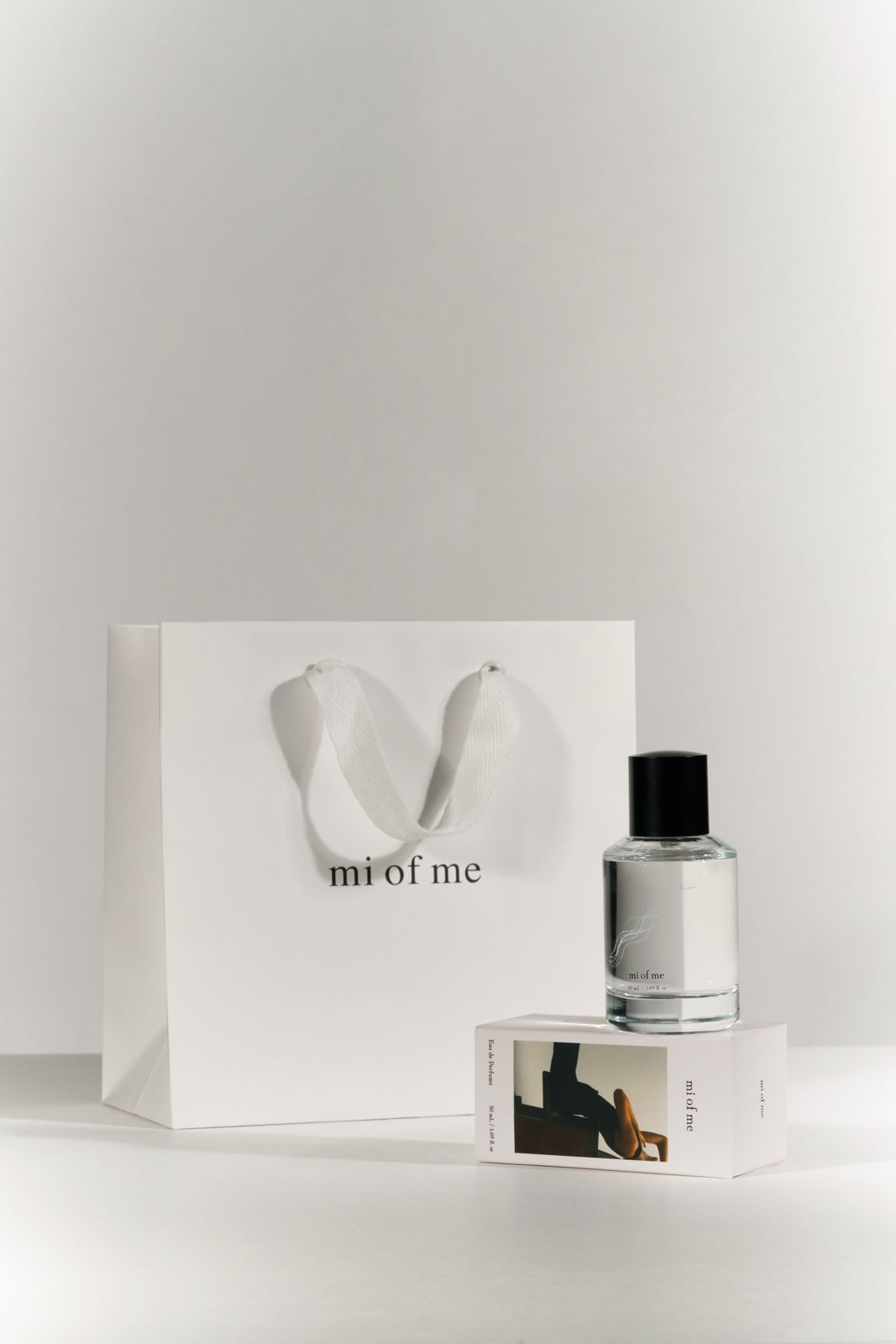 MIOFME · 퍼퓸 — 쇼핑백·박스와 제품을 함께 놓은 그룹컷