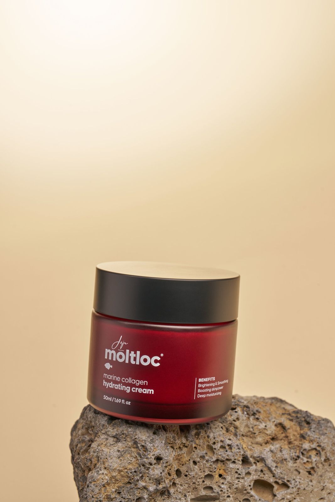 MOLTLOC · 스킨케어 — 하이드레이팅 크림 단독컷, 회색 화산석 위에 올려 연출, 베이지 그라데이션 배경