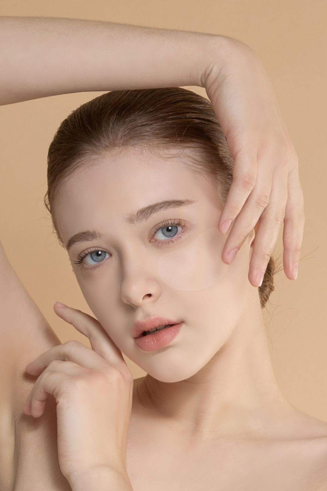 MUEZ · 선패치 — 모델 얼굴에 패치를 부착한 모습을 클로즈업한 뷰티컷, 베이지 배경