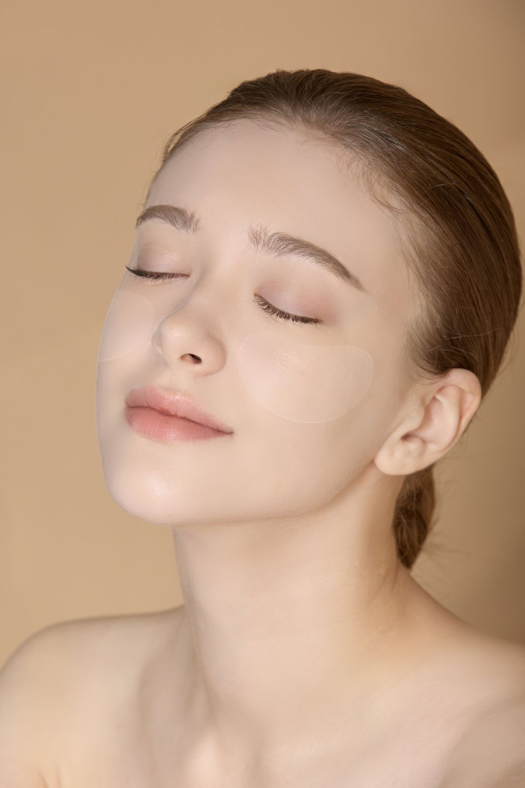 MUEZ · 선패치 — 눈을 감은 모델 얼굴에 패치가 부착된 모습을 보여주는 뷰티컷, 베이지 배경