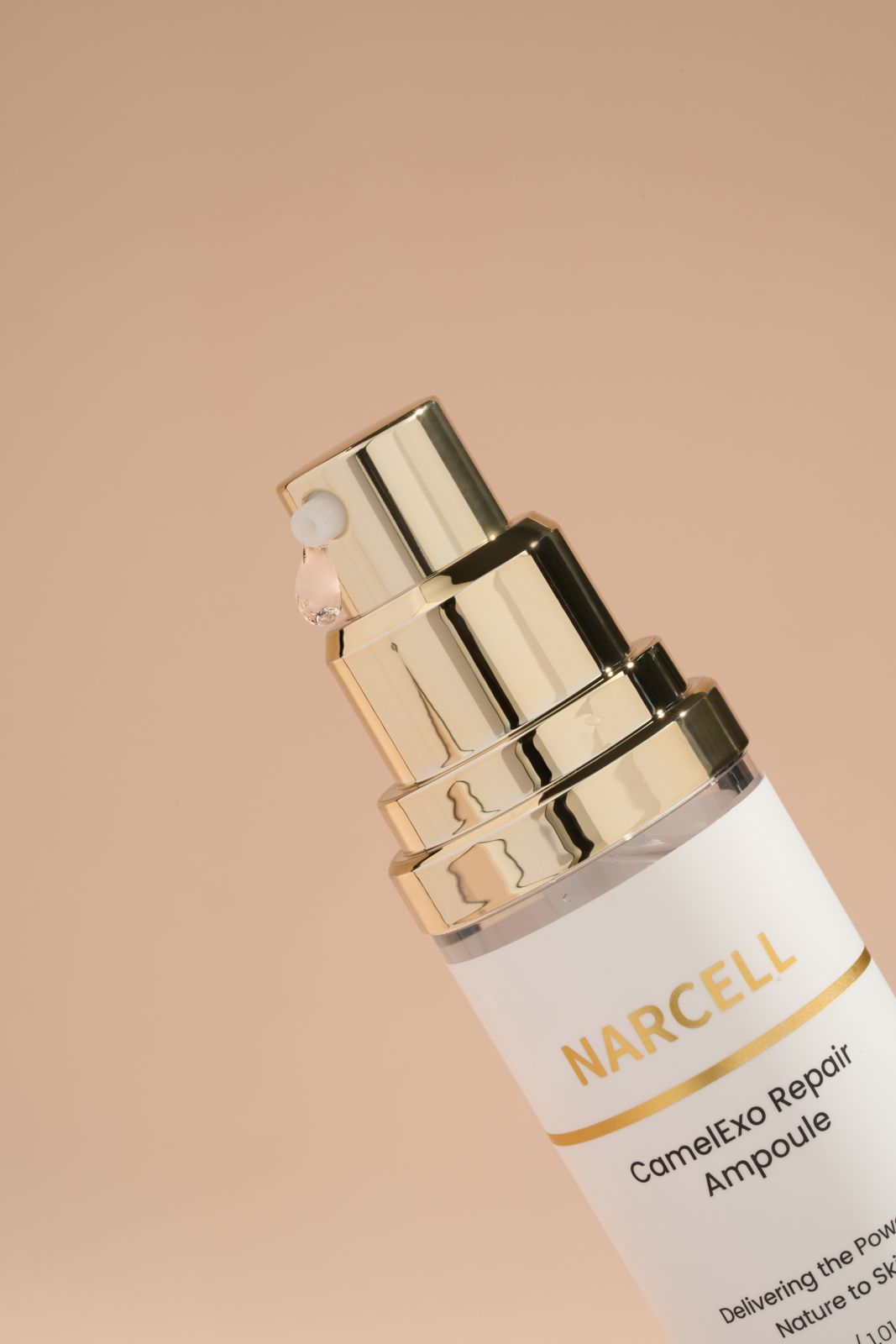 NARCELL · 앰플 — 펌프 헤드 부분 클로즈업컷, 방울이 맺힌 디테일