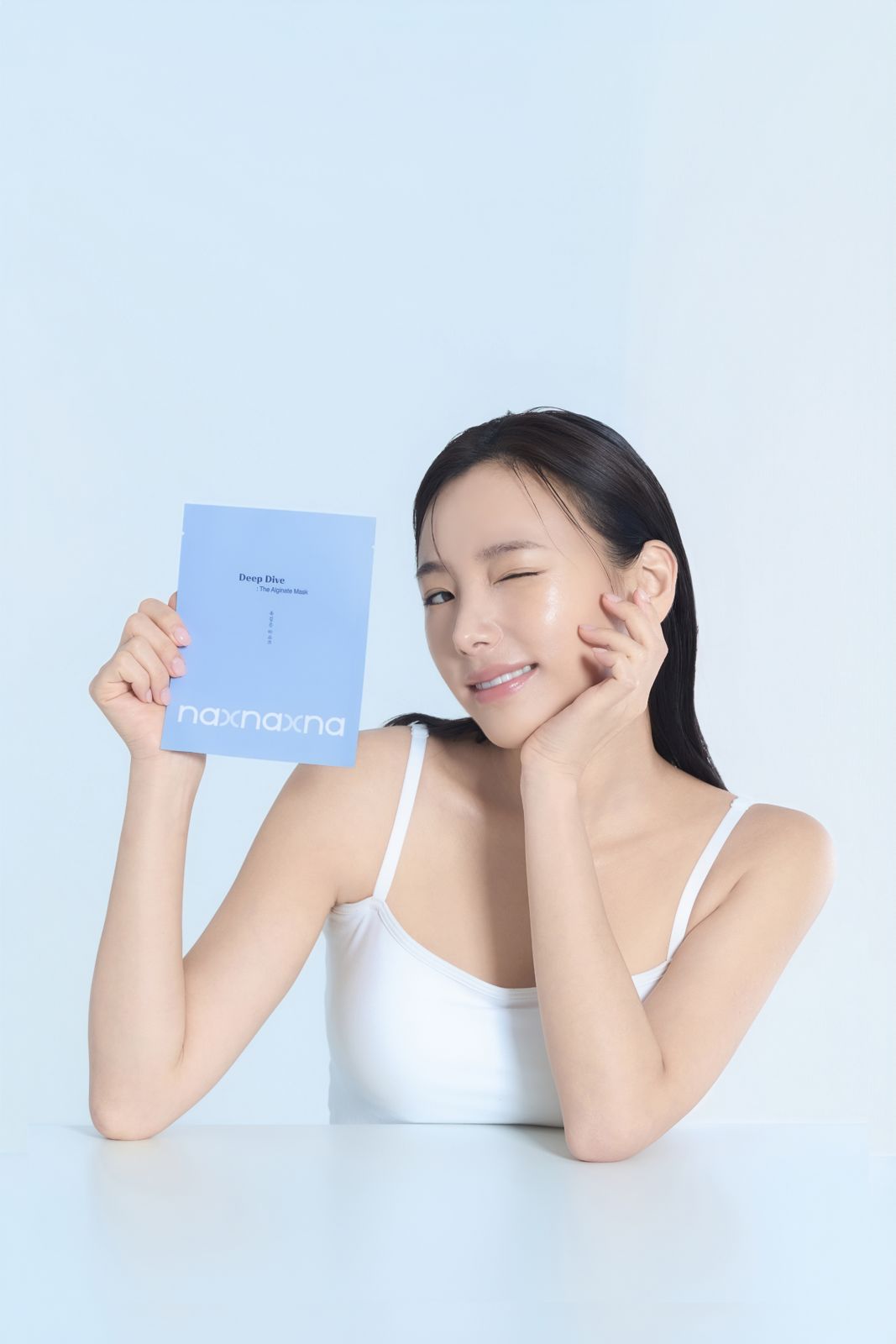 NAXNA · 모델촬영 — 마스크 파우치를 들고 윙크하는 컷