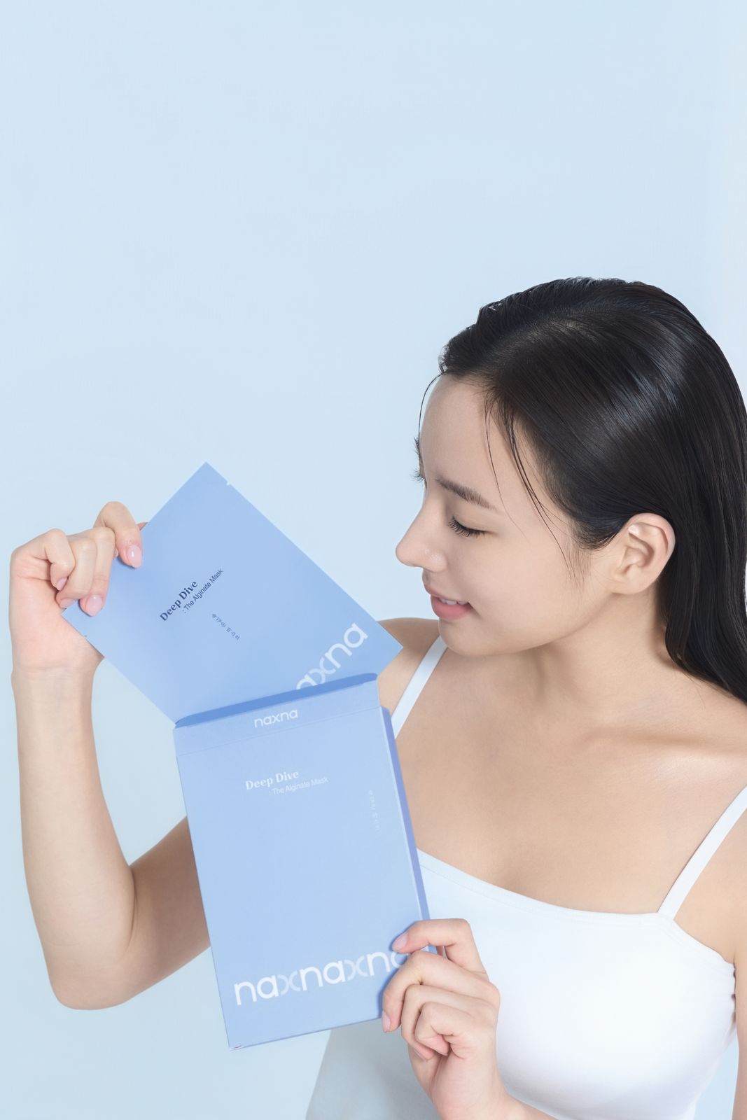 NAXNA · 모델촬영 — 마스크 파우치를 여는 동작의 옆모습 클로즈업컷