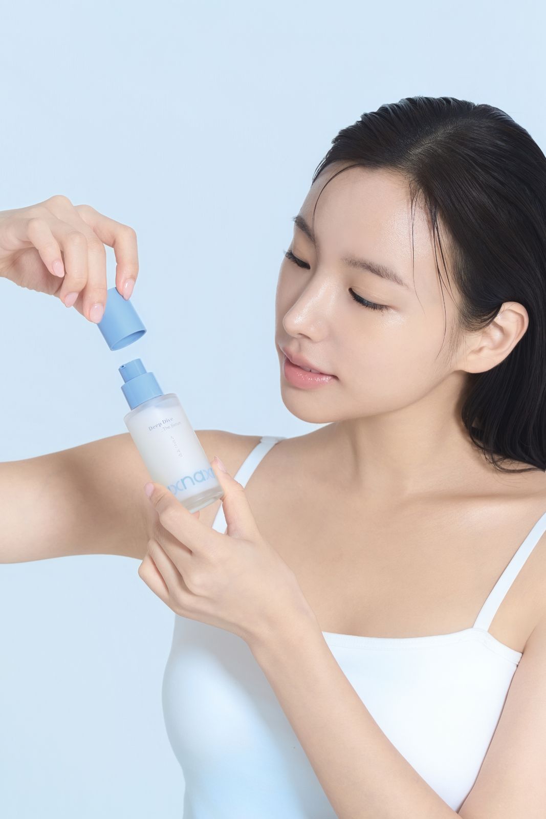NAXNA · 모델촬영 — 토너 보틀의 뚜껑을 여는 동작 클로즈업컷