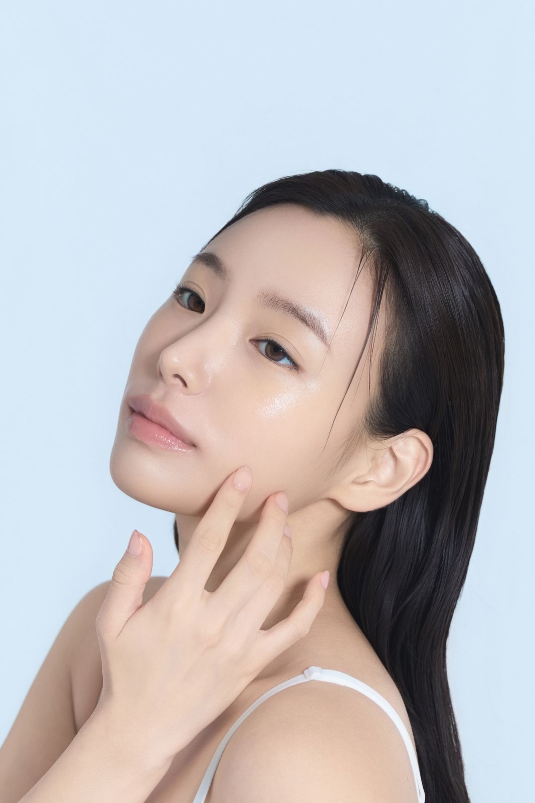 NAXNA · 모델촬영 — 제품 없이 손으로 턱선을 짚은 옆모습 클로즈업컷