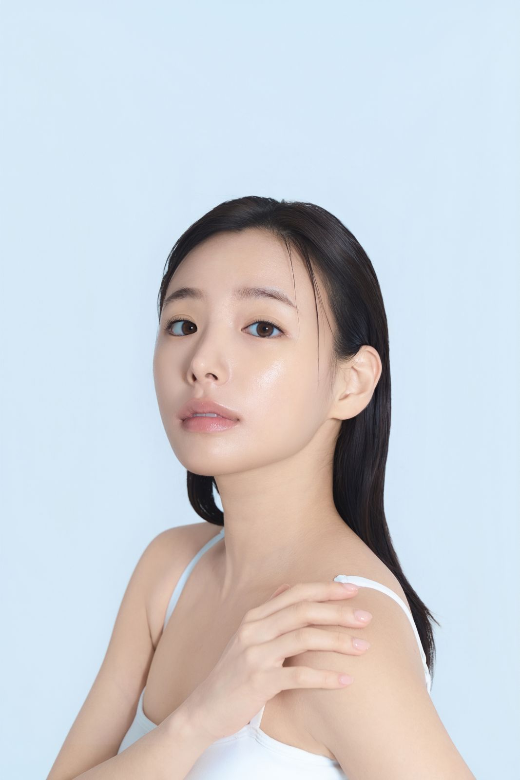 NAXNA · 모델촬영 — 제품 없이 담담한 표정의 정면 클로즈업컷
