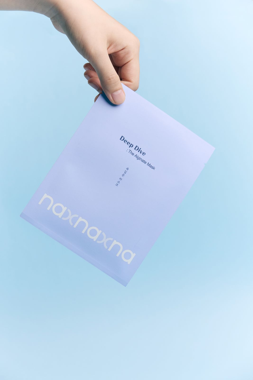 NAXNA · 제품촬영 — 손으로 파우치를 든 손모델컷