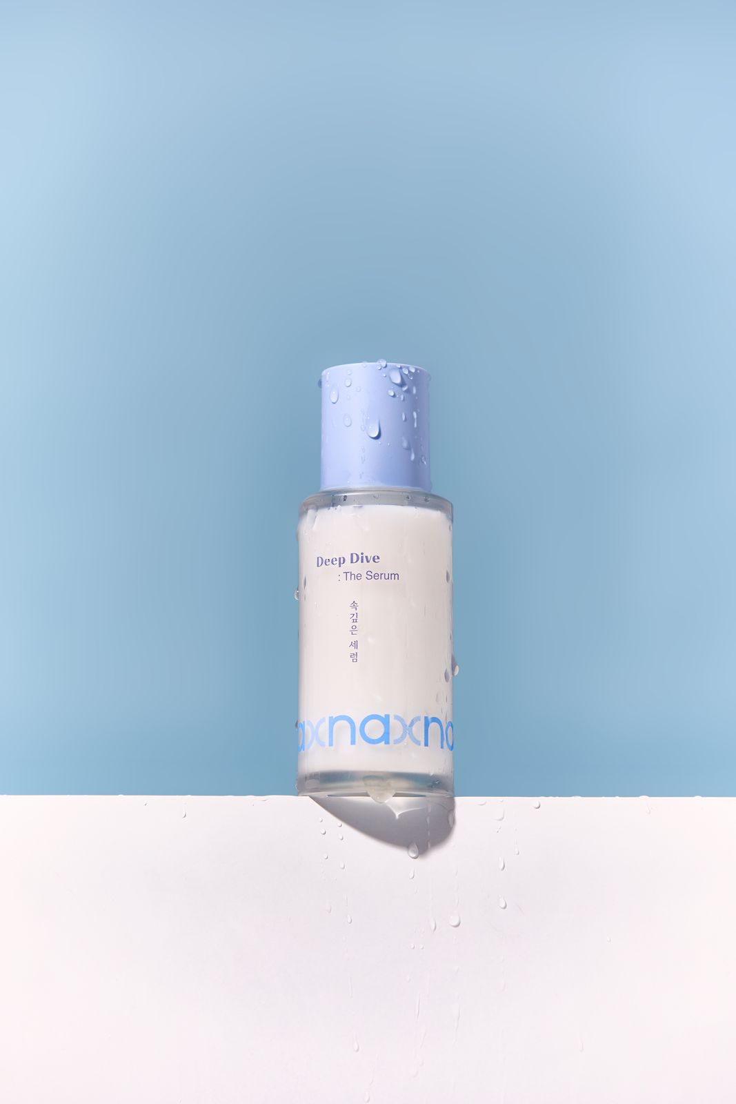 NAXNA · 제품촬영 — 흰 단상 위에 제품을 세운 연출컷